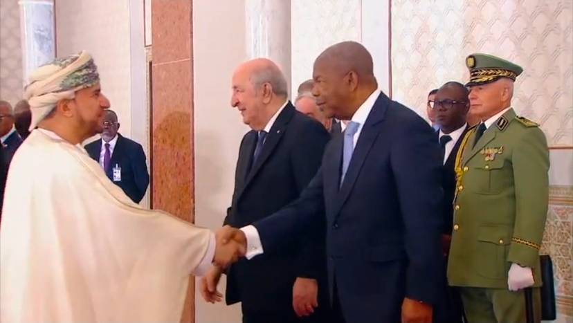 أعضاء السلك الدبلوماسي المعتمدين بالجزائر يلقون التحية على السيد رئيس الجمهورية ويرحبون بضيف الجزائر الرئيس الأنغولي.