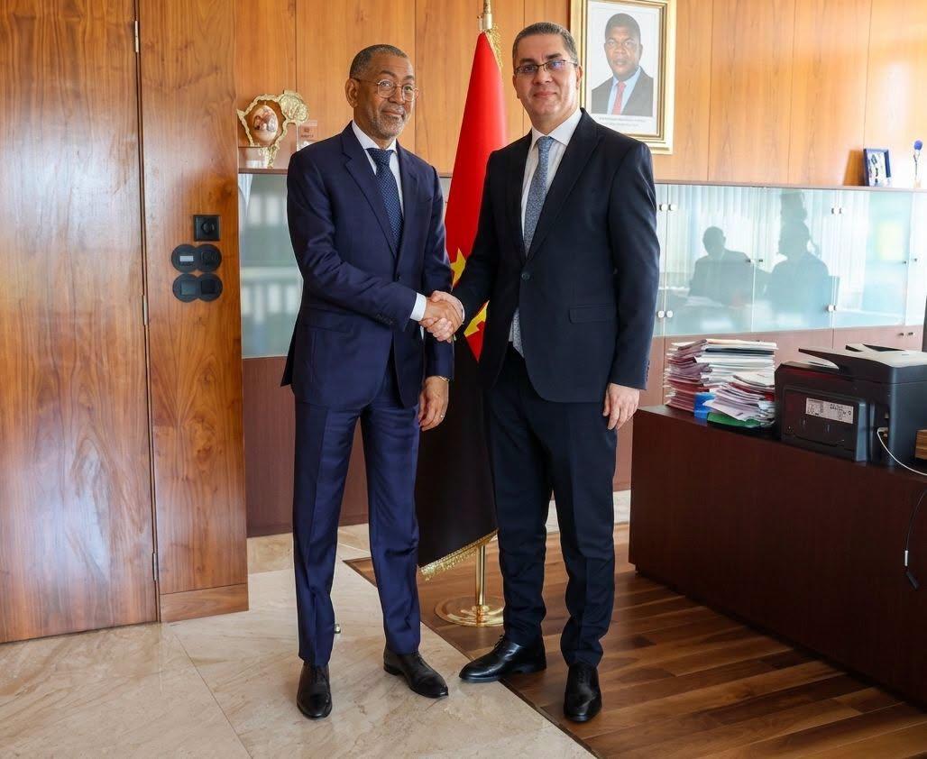 اجتمع، اليوم، السّفير منير بوروبة بمعالي وزير الموارد المعدنيّة و البترول و الغاز، السيد ديامانتينو بيدرو أزيفيدو.