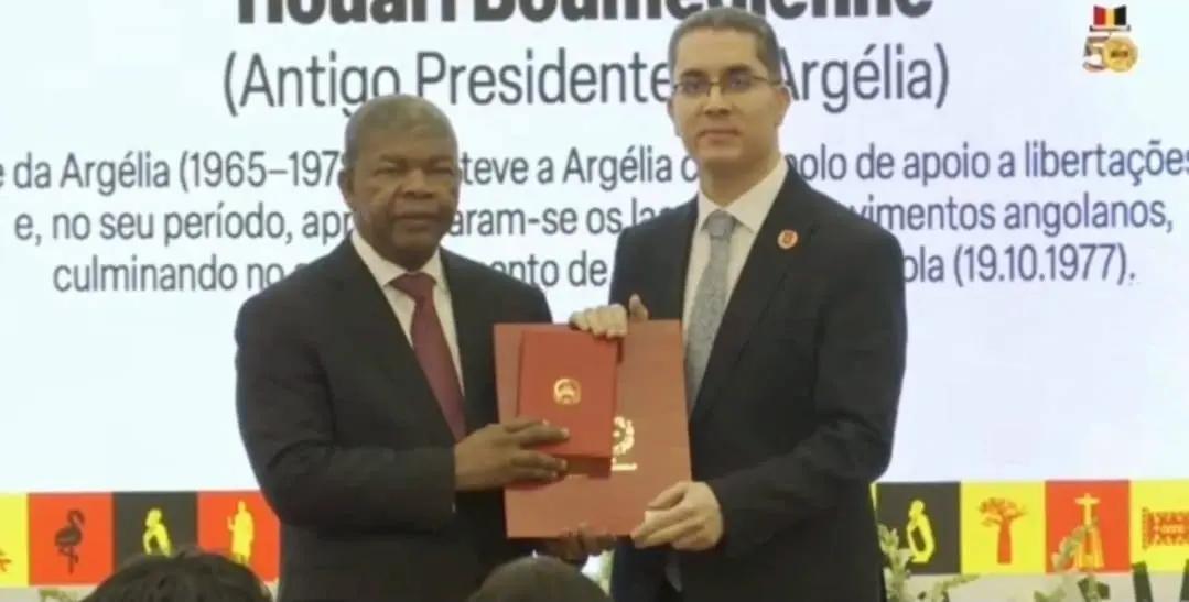 APS: The Angolan president pays tribute to the late presidents Houari Boumediene and Ahmed Ben Bella.
